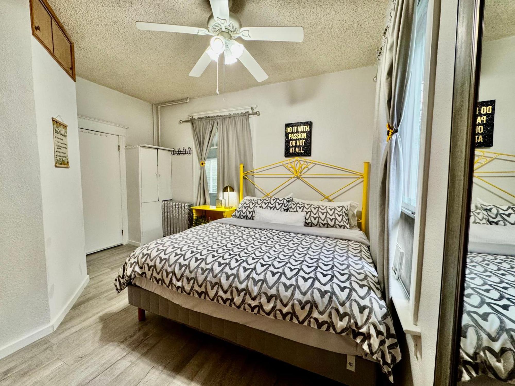 Seattle Home With 2 Bedrooms A King Bed Queen Bed And An Extra Sofa Bed Located 10 Minutes From Seatac Airport And 20 Minutes From Downtown Bagian luar foto