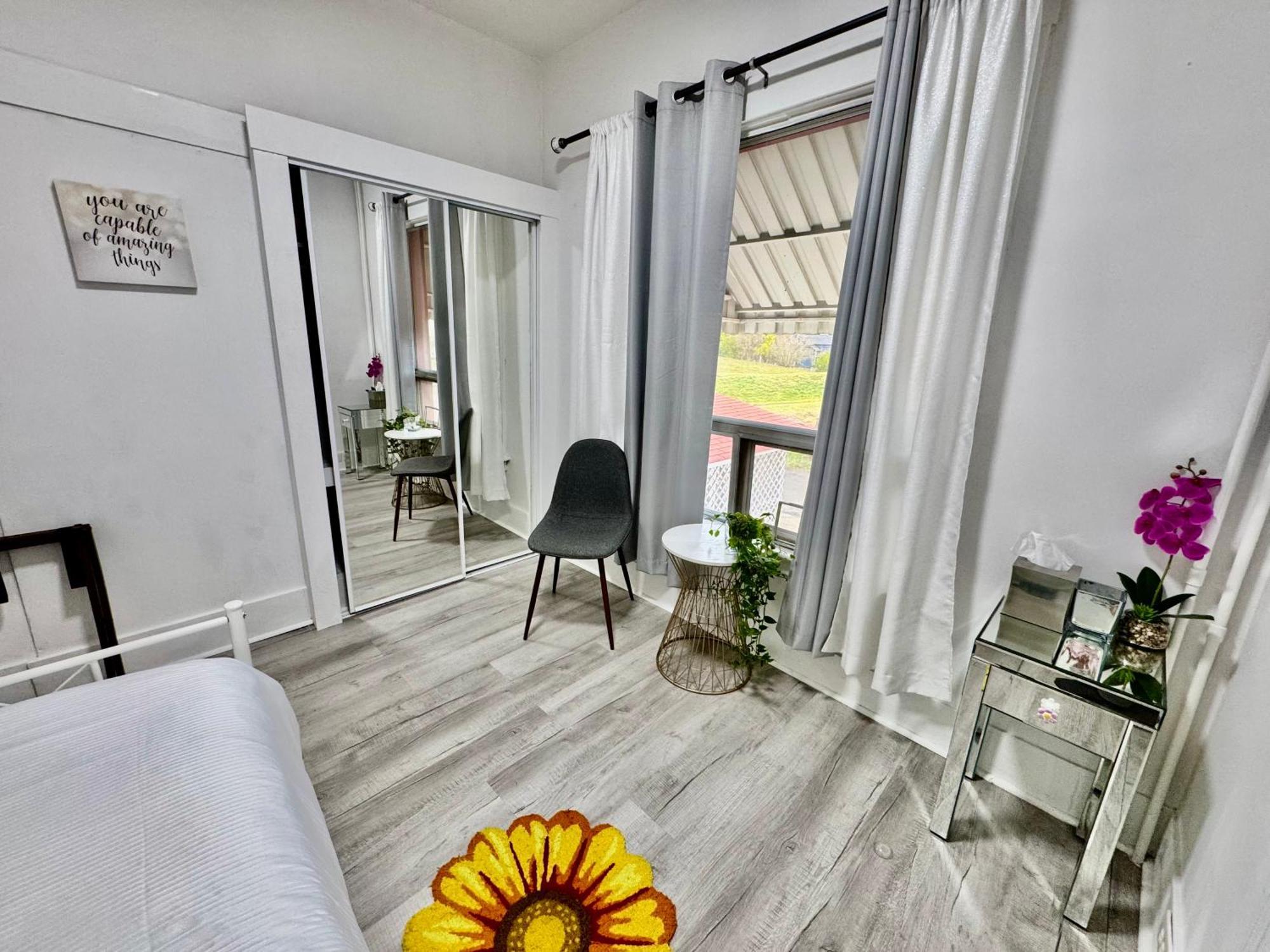 Seattle Home With 2 Bedrooms A King Bed Queen Bed And An Extra Sofa Bed Located 10 Minutes From Seatac Airport And 20 Minutes From Downtown Bagian luar foto