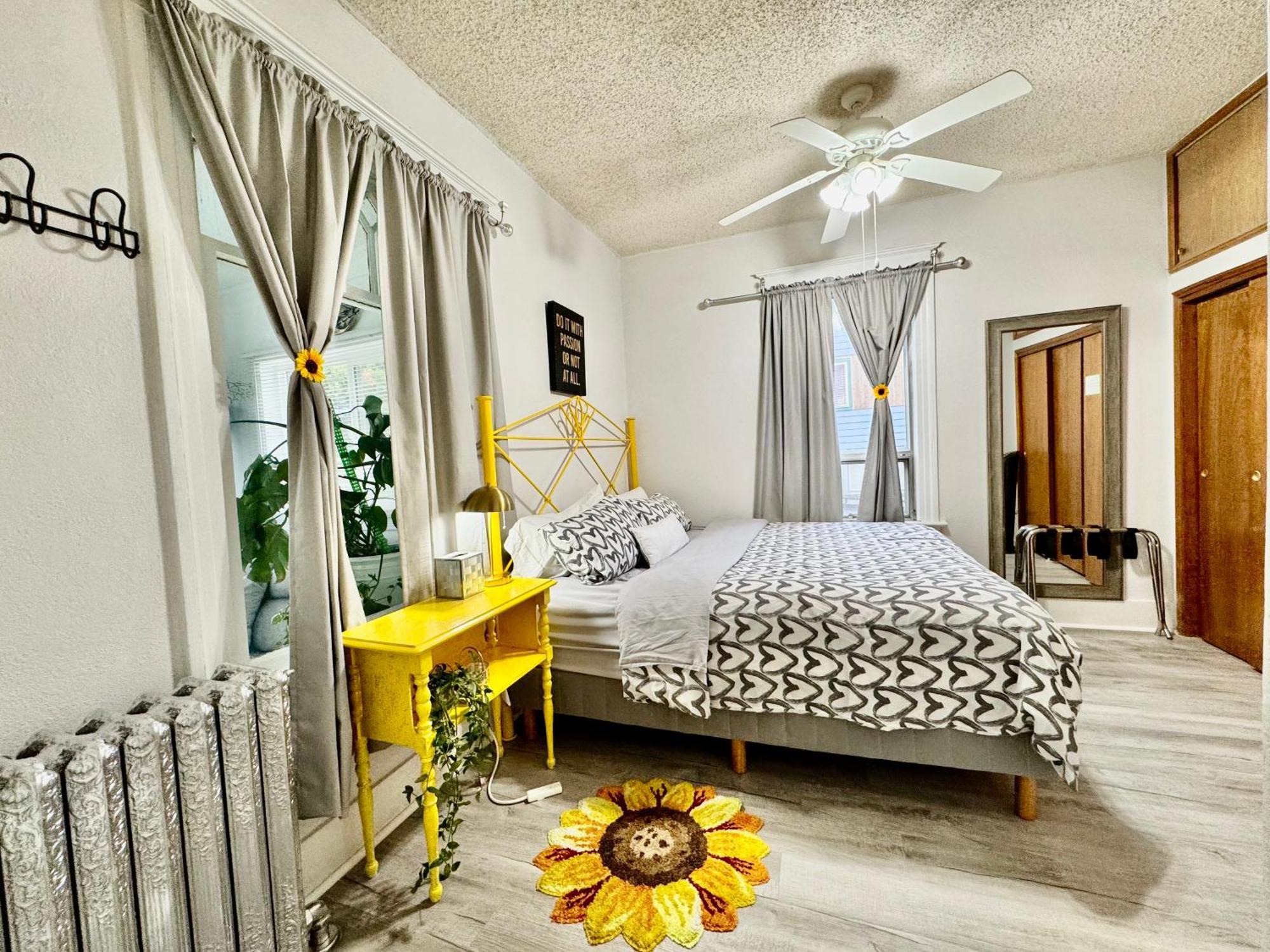 Seattle Home With 2 Bedrooms A King Bed Queen Bed And An Extra Sofa Bed Located 10 Minutes From Seatac Airport And 20 Minutes From Downtown Bagian luar foto