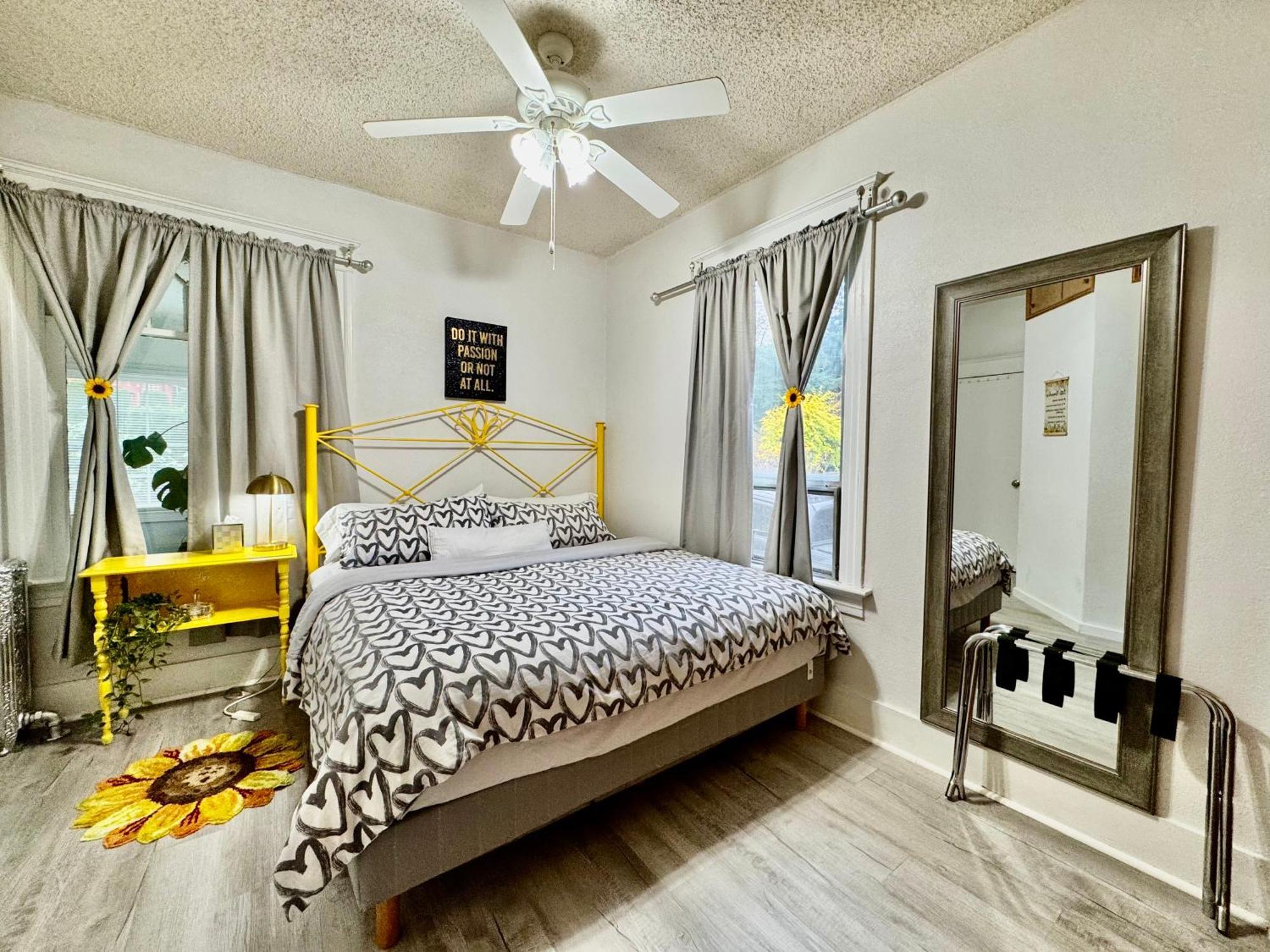 Seattle Home With 2 Bedrooms A King Bed Queen Bed And An Extra Sofa Bed Located 10 Minutes From Seatac Airport And 20 Minutes From Downtown Bagian luar foto